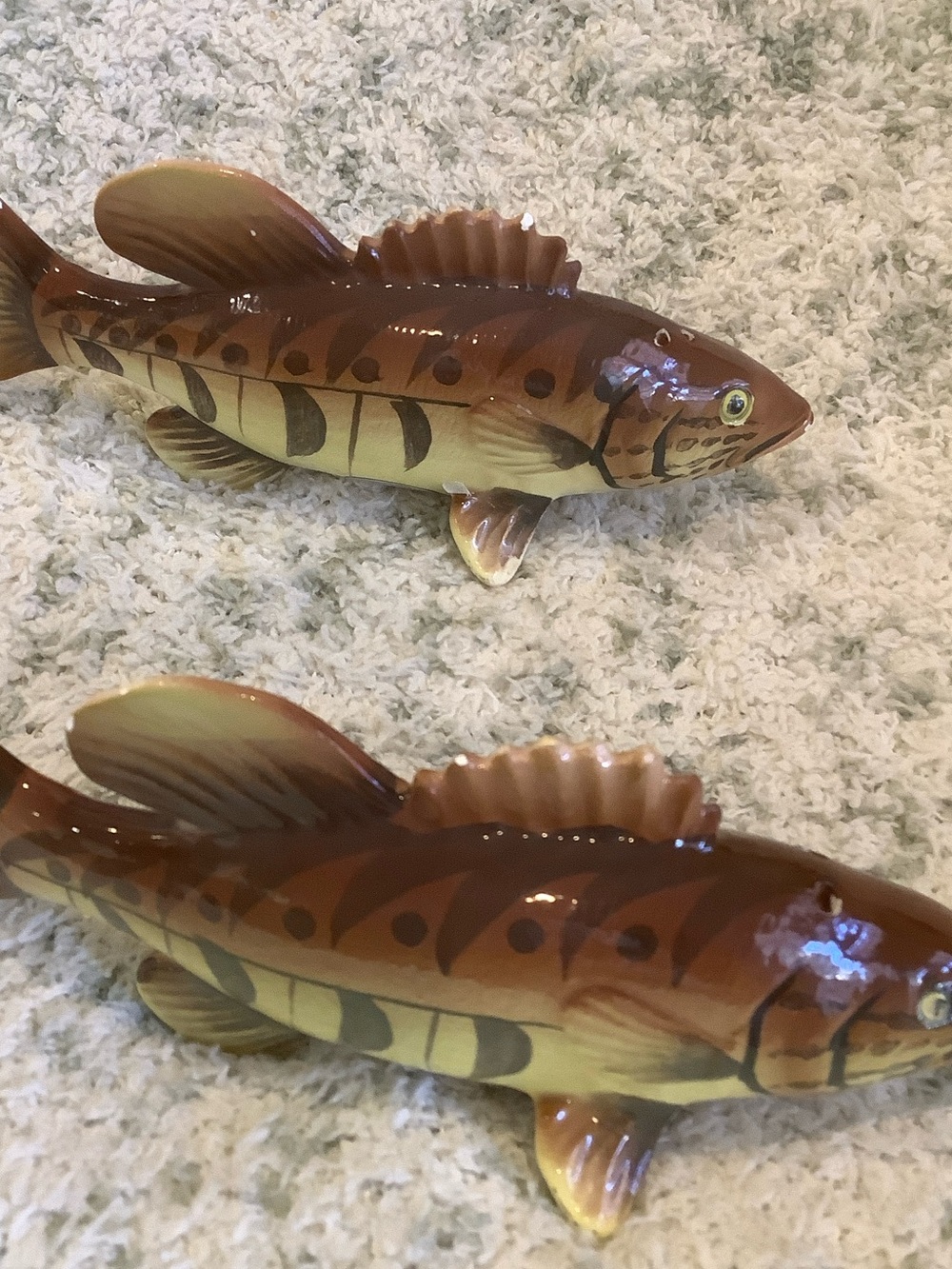 Small Mouth Black Bass Fishing Salt n Pepper Shakers Set of 2 Vintage RS 5.5x 2. - Picture 6 of 16